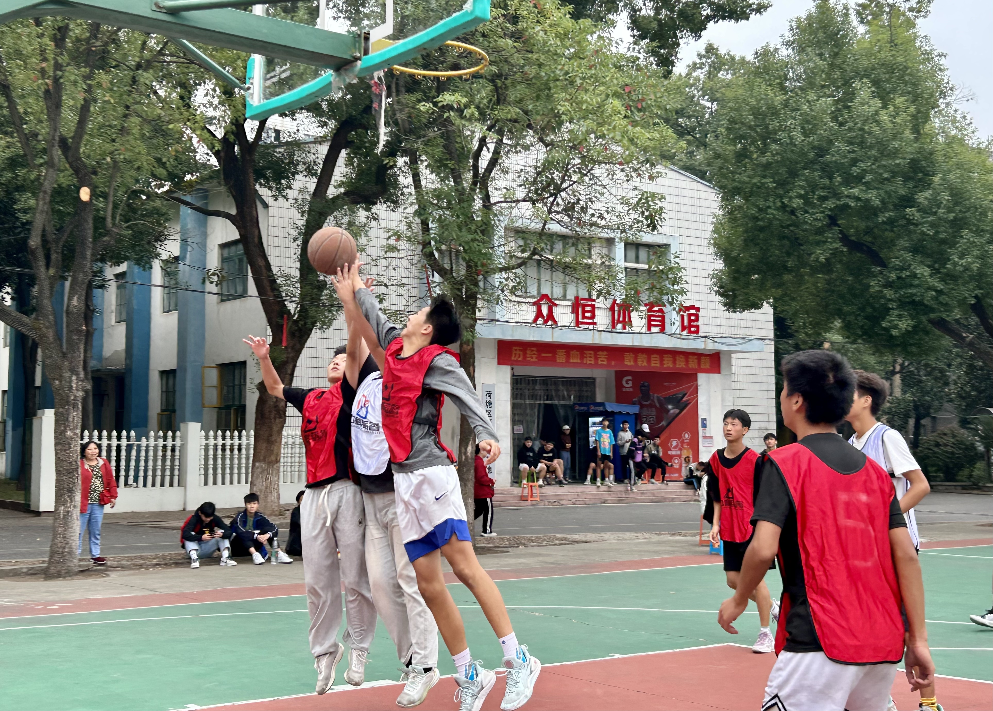 驰骋赛场，青春飞扬——我校“迎新杯”篮球赛决赛顺利举行